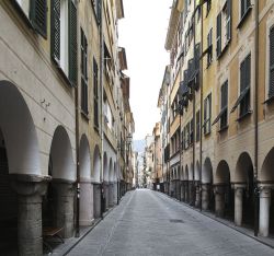 I portici di via Vittorio Veneto nel centro di Chiavari, Liguria.



