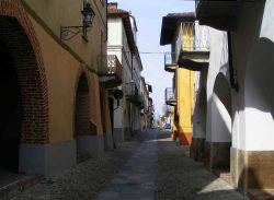 I portici nel centro storico di Poirino in Piemonte - © F Ceragioli, CC BY-SA 3.0, Wikipedia