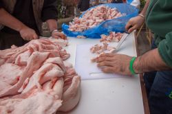 I preparativi di una sagra a Castelnuovo Rangone, protagonista il maiale