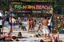 I preparativi in spiaggia della festa di Full Moon Party, isola di Koh Phangan in Thailandia - © OlegD / Shutterstock.com