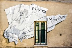 I quotidiani celebrati in un murales di Saludecio: si vedono il Mattino di Napoli e il Resto del Carlino di Bologna - © Maxal Tamor / Shutterstock.com