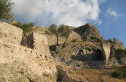 I resti Castello di Pontes in Sardegna, nel territorio di Galtellì - © Max.oppo, CC BY-SA 3.0, Wikipedia
