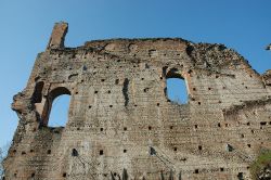Le rovine del Castello Visconteo - il declino del castello ha avuto inizio nel '400, quando Francesco da Bussone, detto "Il Carmagnola" o il "Conte di Carmagnola" lo ...