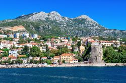 I resti della Cittadella di Herceg Novi, Montenegro, visti dal mare.
