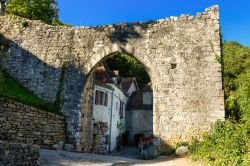 I resti dell'antica porta d'ingresso nel borgo di Saint-Cirq-Lapopie, Occitania (Francia).  