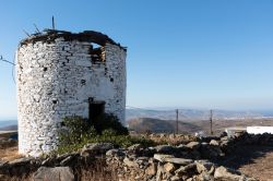 I resti di un antico mulino a vento dell'isola di Kitnos, Cicladi occidentali