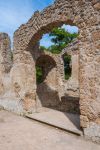 I resti di un arco nella città di Monterano, Roma, Lazio.

