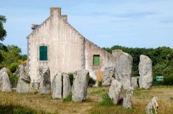I resti di una vecchia casa fra i monoliti del complesso di Carnac, Bretagna, Francia.


