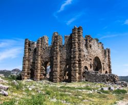 I resti di un'antica basilica a Aspendos, Turchia. Fondata dagli Ittiti, la città di Aspendos, un tempo nota come Belkis, divenne importante sotto il regno dell'imperatore Aurelio. ...