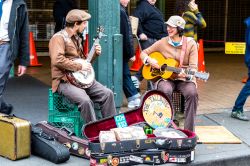 I Tallboys si esibiscono al Pike Place Market di Seattle, stato di Washington - © Nadia Yong / Shutterstock.com