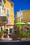 I tavolini di un bar all'aperto in una viuzza di Aubagne, Francia (Provenza meridionale).

