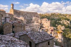 I tetti antichi del borgo di Sorano, arroccato su una rupe di tufo in Toscana