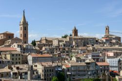 I tetti del centro di Ripatransone fotografati dall'alto, Marche, Italia. La cittadina ospita architetture religiose, civili e militari di grande prestigio - © Stefano Ember / Shutterstock.com ...