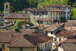 I tetti del centro storico di Castiglione Olona, la cittadina posta tra il Lago Maggiore e il Lago di Como in lombardia - © Claudio Giovanni Colombo / Shutterstock.com