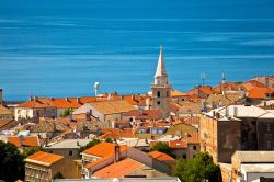 I tetti della città di Senj e le acque cristalline dell'Adriatico, Croazia.
