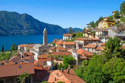 I tetti della città lombarda di Cernobbio. Sullo sfondo, il lago di Como, noto anche come Lario.
