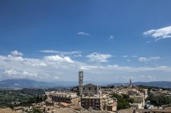 I tetti delle case del centro di Trevi, sulla sinistra il Monte Subasio - © tostphoto / Shutterstock.com