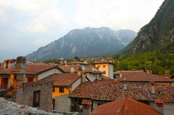 I tetti delle case di Gemona di Friuli al tramonto