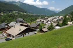 I tetti delle case di Morzine, borgo dell'Alta Savoia, nelle Alpi francesi.
