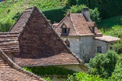I tetti delle case in pietra nel borgo medievale di Saint-Cirq-Lapopie, Occitania (Francia).

