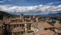 Una fotografia dei tetti di Narni, la vista panoramica del borgo umbro - © Uri Baruch / Shutterstock.com