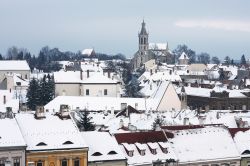 I tetti di Sopron e la collina innevata, Ungheria.

