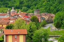 I tetti di Varese Ligure, provincia di La Spezia (Liguria) - © LianeM / Shutterstock.com