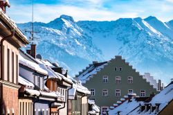 I tetti imbiancati dalla neve nel centro di Murnau am Staffelsee, Germania.
