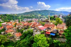 I tetti rossi di Travnik con la vecchia moschea a Travnik, Bosnia e Erzegovina.

