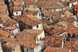 I tetti tipici delle case nel borgo di San Donato di Ninea in Calabria