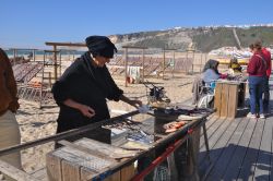 I tipici carapaus secos, pesciolini lasciati essiccare al sole in Portogallo (Nazaré).
