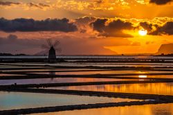 I tramonti indimenticabili delle Saline di Marsala in Sicilia