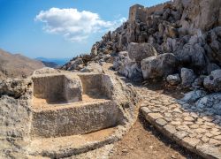 I troni scolpiti di Zeus e Hera nell'isola di Chalki, Dodecaneso, Grecia.



