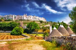 i trulli della Valle d'Itria e il borgo bianco di Locorotondo in Puglia