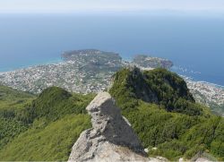 I tufi del Monte Epomeo, la montagna più alta di Ischia.