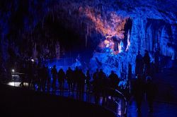 I turisti ammirano il Presepe Vivente delle Grotte di Postumia