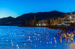 I turisti lanciano i lumini in mare a Camogli, durante le celebrazioni della Stella Maris, prima domenica d'agosto - © Luisa Puccini / Shutterstock.com