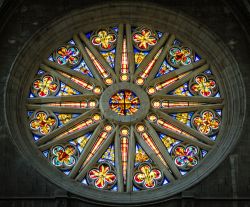 I vetri colorati del rosone nella cattedrale della Santa Croce a Orléans, Valle della Loira, Francia - © PhotoFires / Shutterstock.com