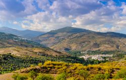 I villaggi di Cadiar e Berchules più lontano, tra le montagne Alpujarras in Andalusia, provincia di Granada - © Fotomicar / Shutterstock.com