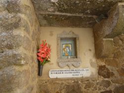 Un'icona mariana con invito alla preghiera tra lei vicoli di GIglio Castello