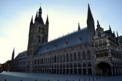 Ieper, Fiandre: il Lakenhalle (Mercato dei tessuti) si affaccia sulla piazza principlae di Ieper, la Grote Markt, ed è iscritto dal 1999 nella lista del Patrimonio dell'umanità ...