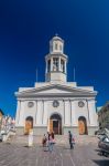 La Iglesia de la Matriz si affaccia su Plaza Matriz, nel centro storico della città di Valparaíso, Cile - foto © Matyas Rehak / Shutterstock.com