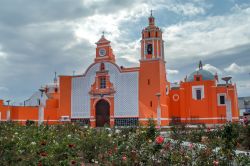 Iglesia Huejotzingo a Puebla, Messico. L'edificio religioso, con le sue belle cupole, è noto per la facciata color arancione.
