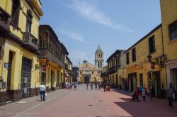 Una veduta della calle Jiròn Trujillo e, sullo sfondo, della Iglesia de San Làzaro. Siamo a Lima, la capitale del Perù - foto © Igor Dymov
