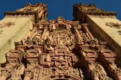 Iglesia de Santa Prisca a Taxco: lo stile barocco della chiesa aumenta la propria bellezza durante le ore del tardo pomeriggio, quando i raggi del Sole sembrano accenderla e permettono di apprezzare ...