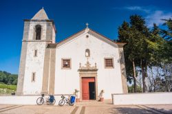 La Igreja de Nossa Senhora do Castelo di Sesimbra, Portogallo, fu costruita inizialemente nel XII secolo, ma l'attuale edificio risale al 1721.
