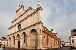 La cattedrale di Santa Maria Annunciata è il duomo di Vicenza, principale luogo di culto cattolico della città e sede vescovile dell'omonima diocesi. La chiesa, di origine ...