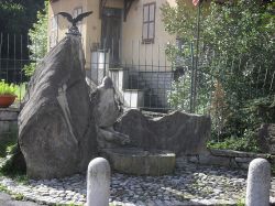 Il  Monumento agli Alpini di Schignano in Lombardia - © Pifoyde - CC BY-SA 3.0, Wikipedia