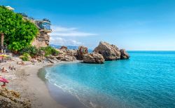 Il Balcone d'Europa e una delle spiagge magiche di Nerja in Andalusia, Costa del Sol - Spagna - © BAHDANOVICH ALENA / Shutterstock.com