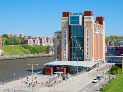 Il Baltic Contemporary Art Museum a Newcastle upon Tyne, Inghilterra.  Ospitato in uno storico edificio industriale sulle rive del fiume, è un importante centro internazionale per ...